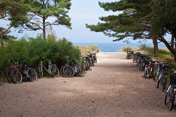 Ścieżki rowerowe w Kołobrzegu biegną wzdłuż linii brzegowej Bałtyku